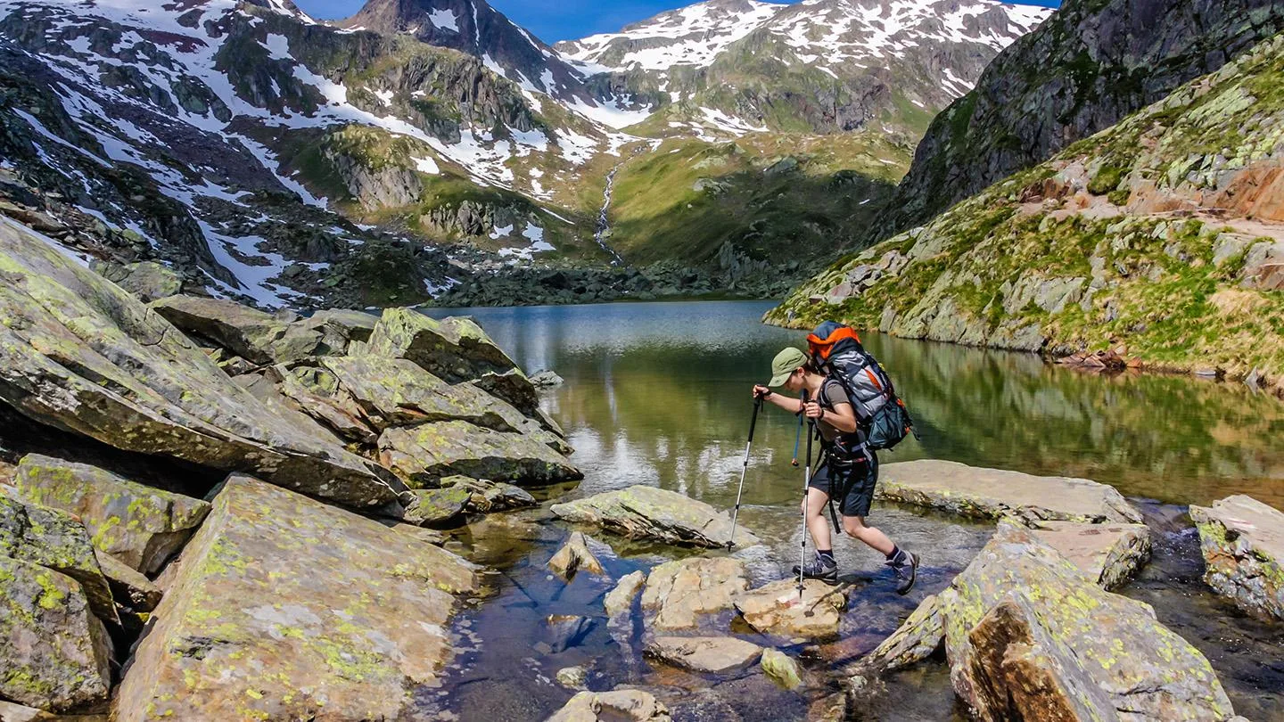 Ein Mann beim Wandern in einer Bergregion