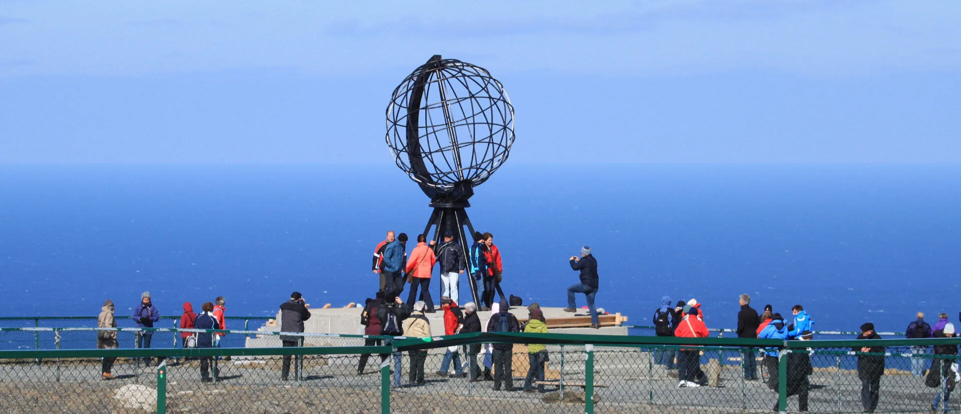 Touristen vor einer Darstellung der Erde