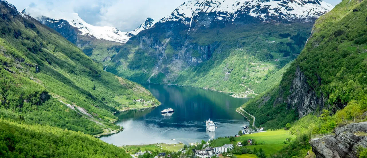 Norwegen, Fjord mit Hurtigrutenschiff