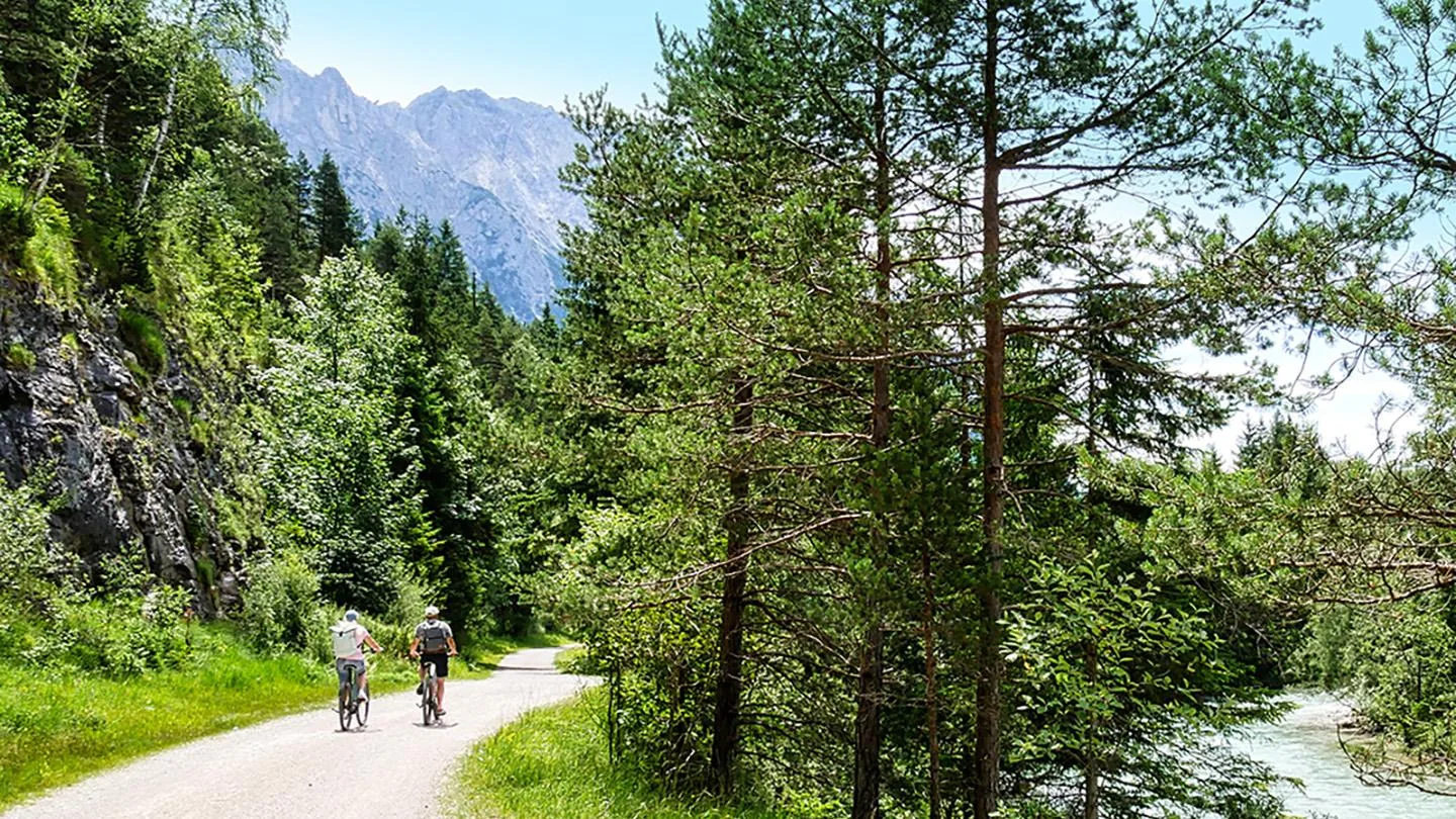 Fahrradfahrer an einem Fluss