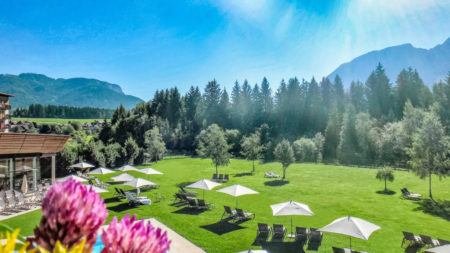 Hotelterrasse mit Bergpanorama