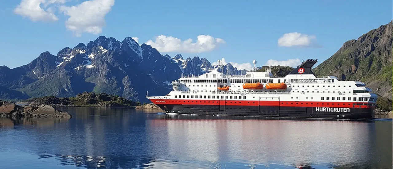 Postschiff in einem Fjord