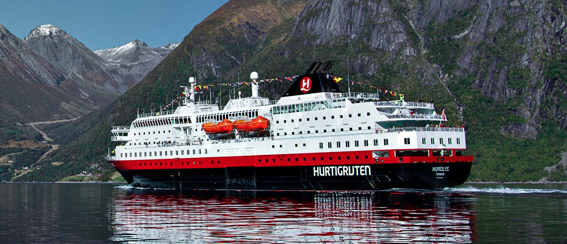 Postschiff in einem Fjord