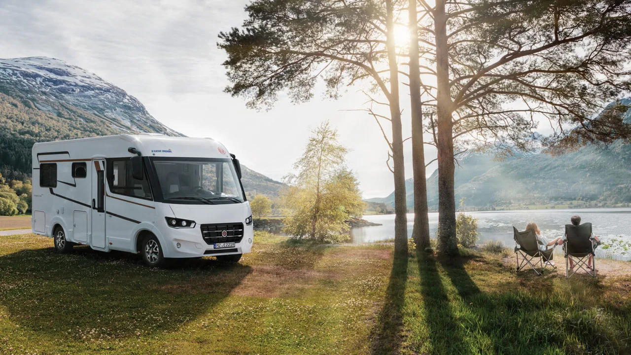 Camper vor See