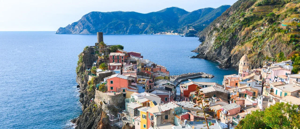 Italienische Küste mit Häusern Meer