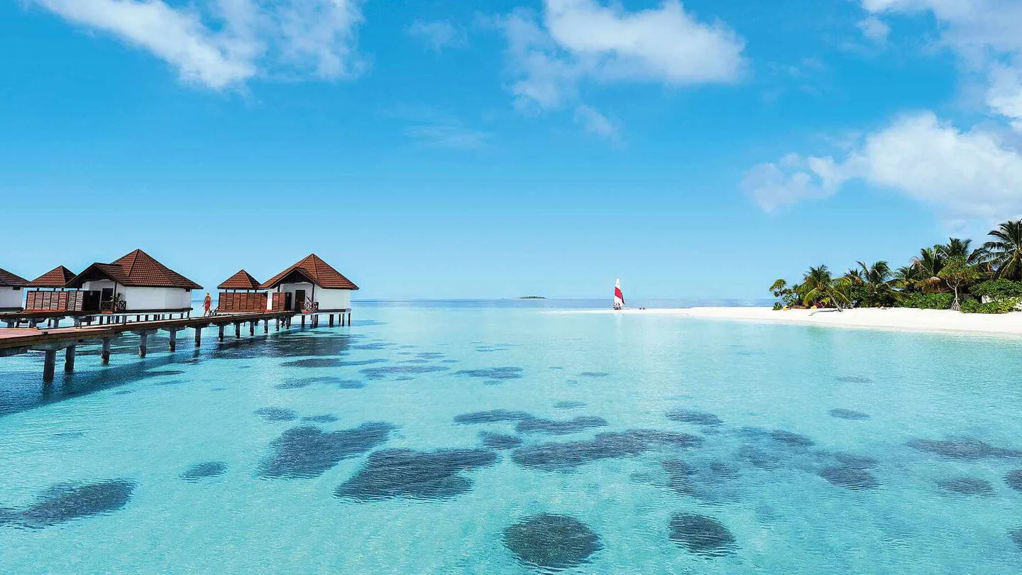 Hotelanlage im Meer