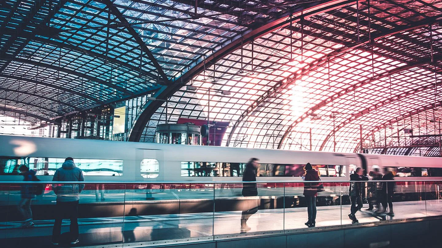 ICE in einem Bahnhof