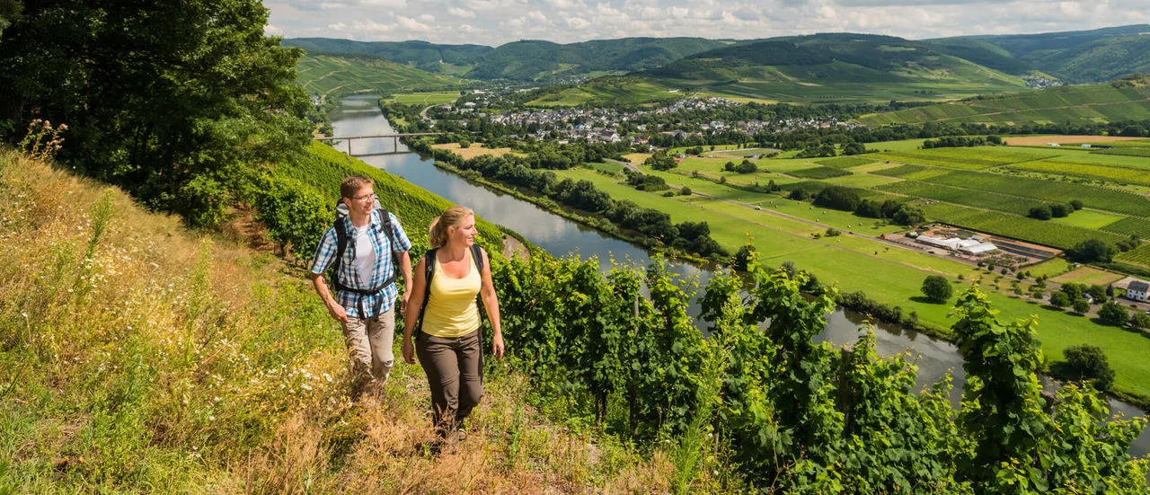 Paar beim Wandern in der Natur
