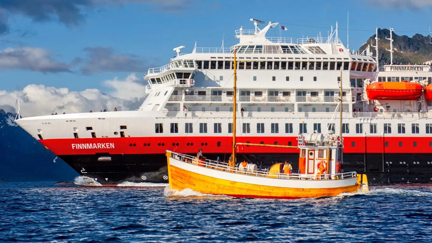 MS Finnmarken mit gelben Fischerboot