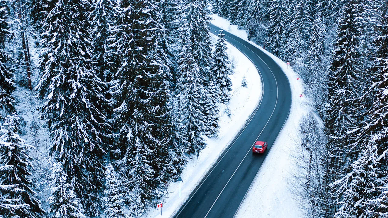 Strasse in Schneelandschaft