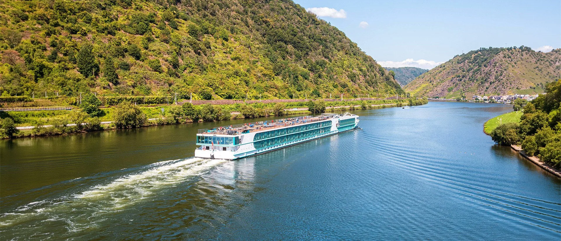 Kreuzfahrtschiff auf der Mosel bei Alken