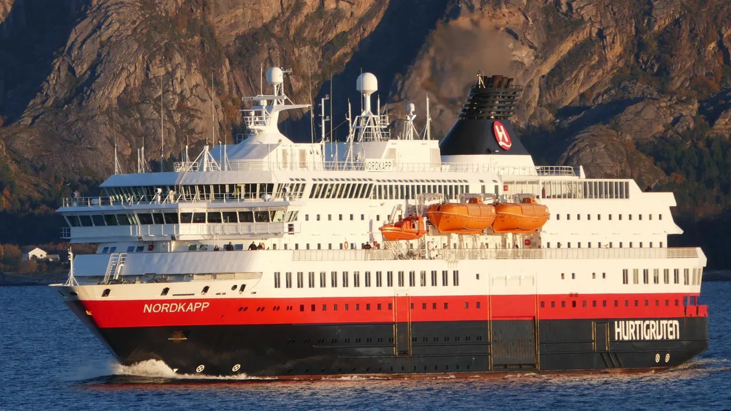 M/S Nordkapp unterwegs in einem Fjord