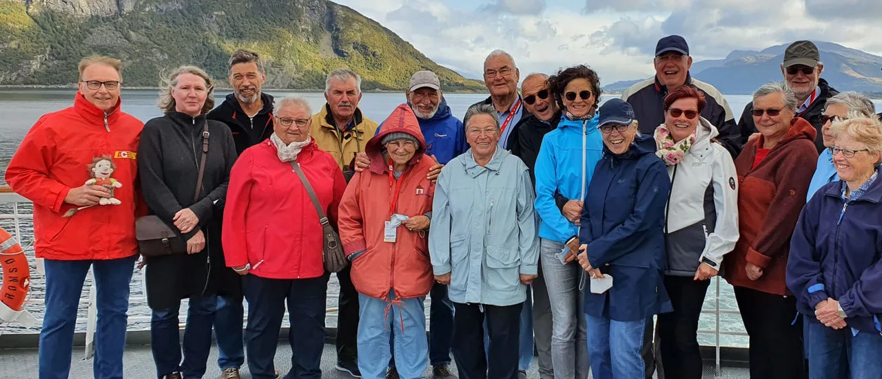 Reisegruppe des ACE mit Fjord im Hintergrund
