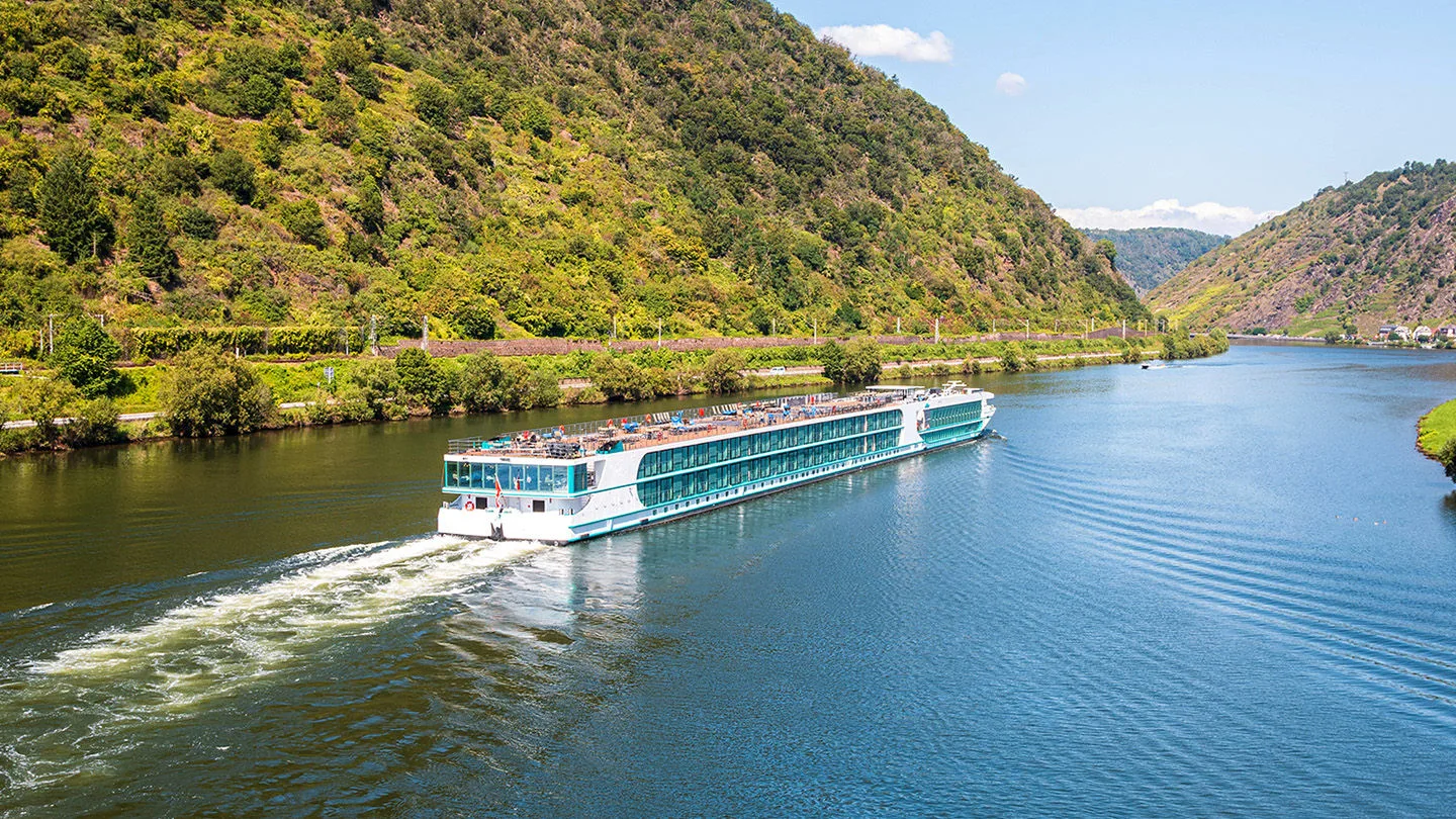 Flusskreuzfahrtschiff auf einem Fluss