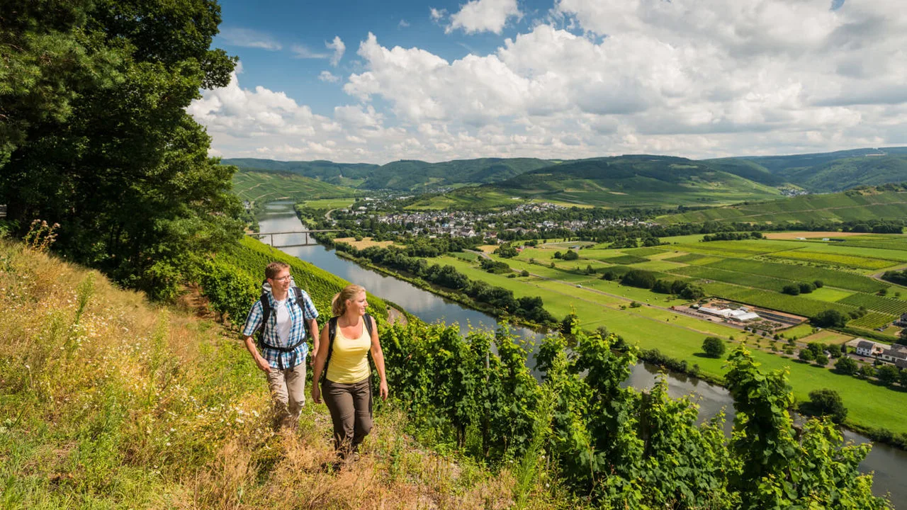 Flußlanschaft mit Paar im Vordergrund